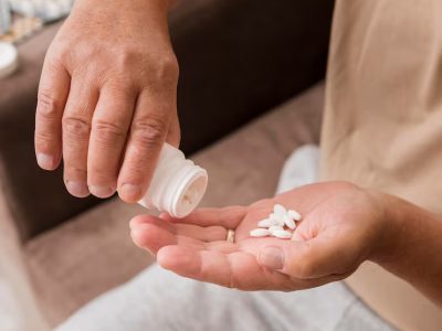 imgi_25_close-up-hand-holding-pills_23-2148704902